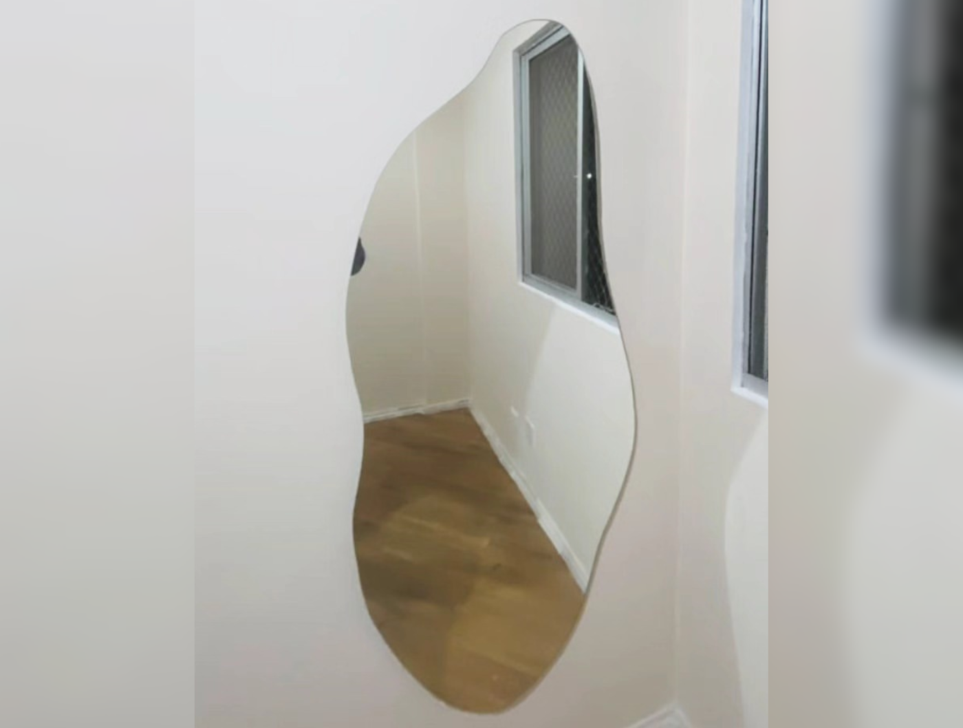Espelho orgânico sob medida em sala de estar